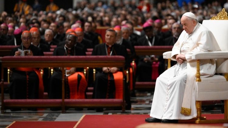 Il Papa in preghiera per la pace  il 27 ottobre 2023 con i padri sinodali 