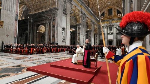 Papst betet im Petersdom in Rom um Frieden in der Welt