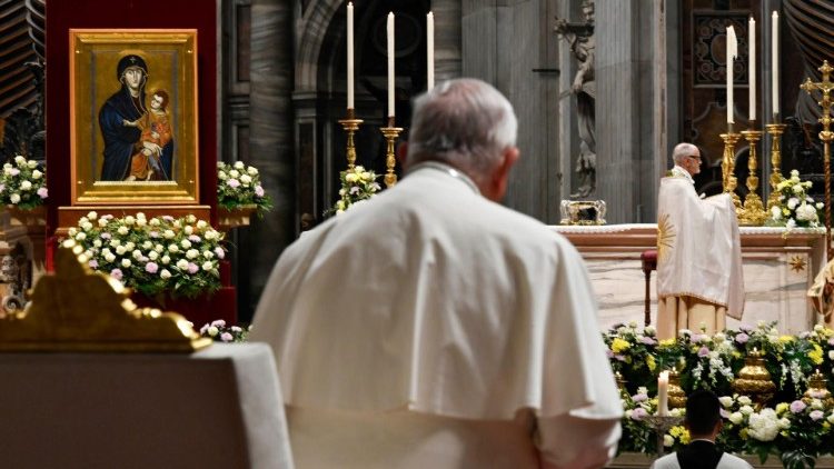 Ferenc pápa imádkozik a Salus Populi Romani kegykép előtt