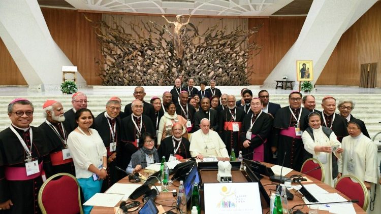 Padres y madres sinodales junto al Papa Francisco en el Aula Pablo VI