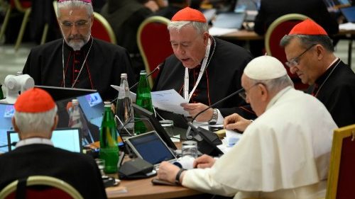 Il Papa durante i lavori del Sinodo dello scorso ottobre, alla sua destra i cardinali Grech e Hollerich