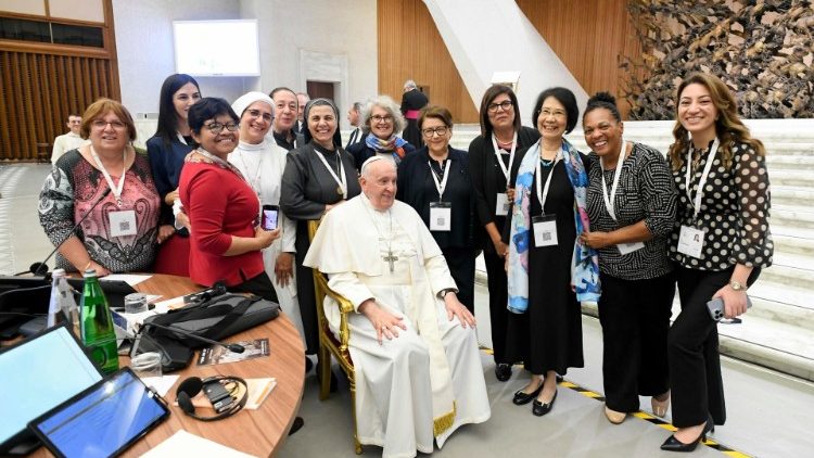 El Papa junto a mujeres participantes de la primera sesión de la XVI Asamblea General Ordinaria del Sínodo de los Obispos. (Vatican Media)
