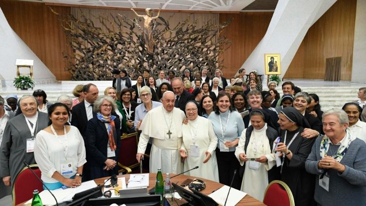 El Papa con algunas de las mujeres que participan en la asamblea sinodal
