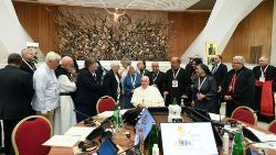 Papa Francisc și mai mulți participanți la prima sesiune a Sinodului despre sinodalitate