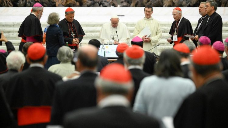Ferenc pápa a szinódus résztvevőivel
