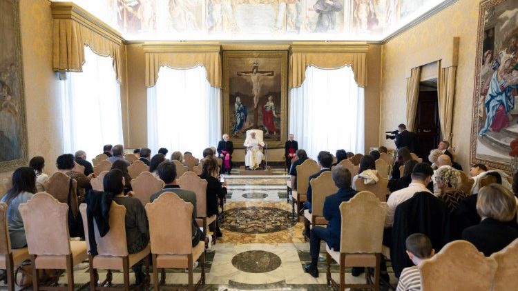 Grupo de mulheres com padre Luigi Ciotti, recebido pelo Papa Francisco (Vatican Media)