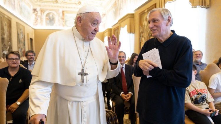 Fader Luigi Ciotti följde med en grupp kvinnor som har tagit sig ur maffian i audiens hos påven Franciskus