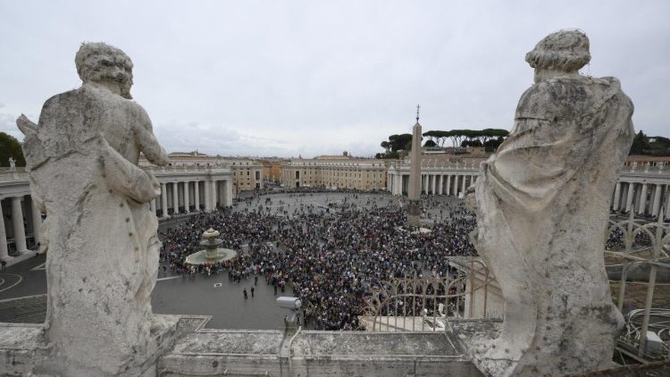 I fedeli in Piazza San Pietro per l'Angelus nella Solennità di Tutti i Santi