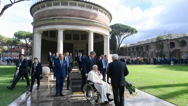 Papa na ulazu u Rimsko ratno groblje