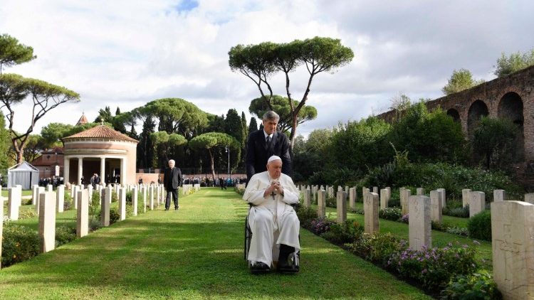 Papa obilazi grobove