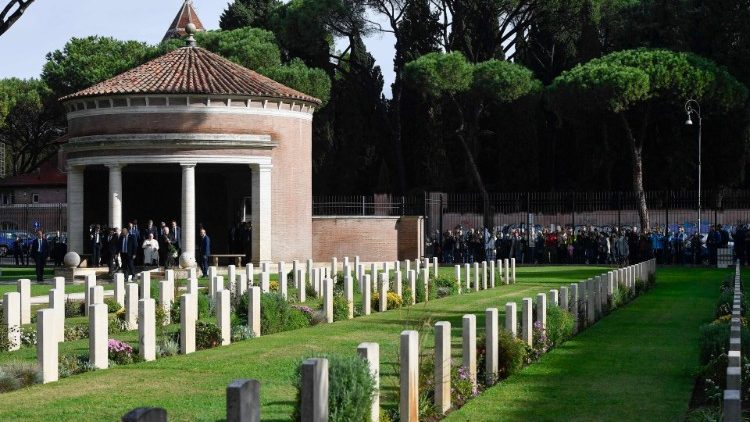 O Papa no Cemitério de Guerra de Roma