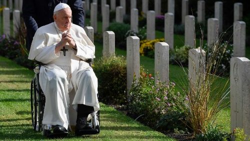 Папа Франциск молится о жизнях, оборванных войной