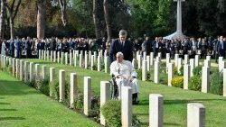 Papa Francisc în rugăciune la Cimitirul de Război din Roma (Commonwealth)