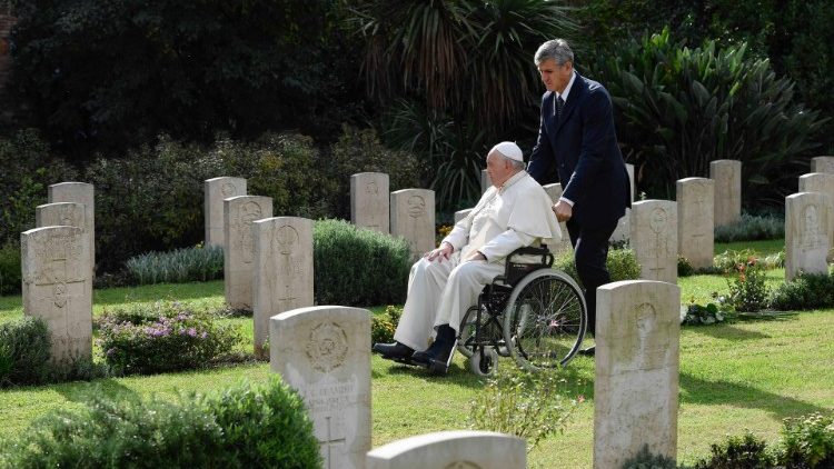 Papst Franziskus beim Besuch eines Friedhofs im November