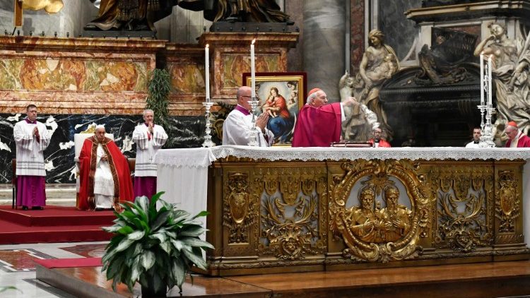 Il cardinale Re mentre incensa l'altare