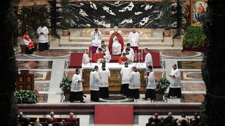 Momentaufnahme der Seelenmesse für den verstorbenen Papst Benedikt XVI. und die Kardinäle und Bischöfe, die im Laufe des Jahres verschieden sind,