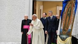 Papież Franciszek wchodzący na spotkanie Charis w Auli Pawła VI, 4 listopada 2023 r.