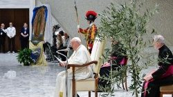O Papa Francisco durante o encontro com o CHARIS na Sala Paulo VI