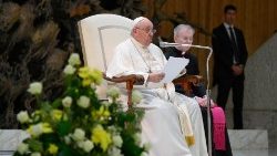 O Papa Francisco durante o encontro com o CHARIS, Serviço Internacional da Renovação Carismática Católica