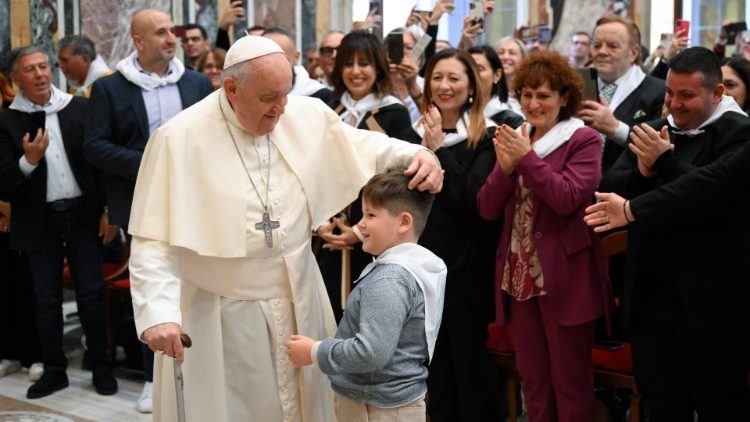 Papa Franjo pozdravlja jednoga mališana na audijenciji s članovima Apostolskoga bratstva milosrđa i Male kuće milosrđa iz mjesta Gela na Siciliji