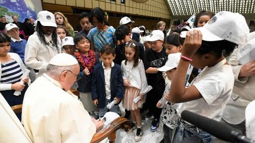 البابا فرنسيس يلتقي بـ ٦ آلاف طالب ومعلم ومدير من مدارس السلام