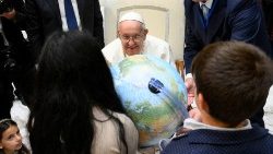 Foto de arquivo: Francisco no evento "As crianças encontram o Papa", realizado na Sala Paulo VI (Vatican Media)
