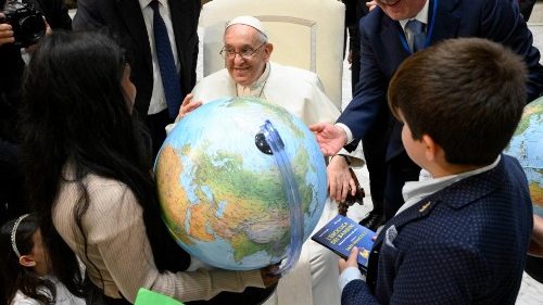 Il Papa ai bambini del mondo: gente cattiva fa la guerra, noi lavoriamo per la pace