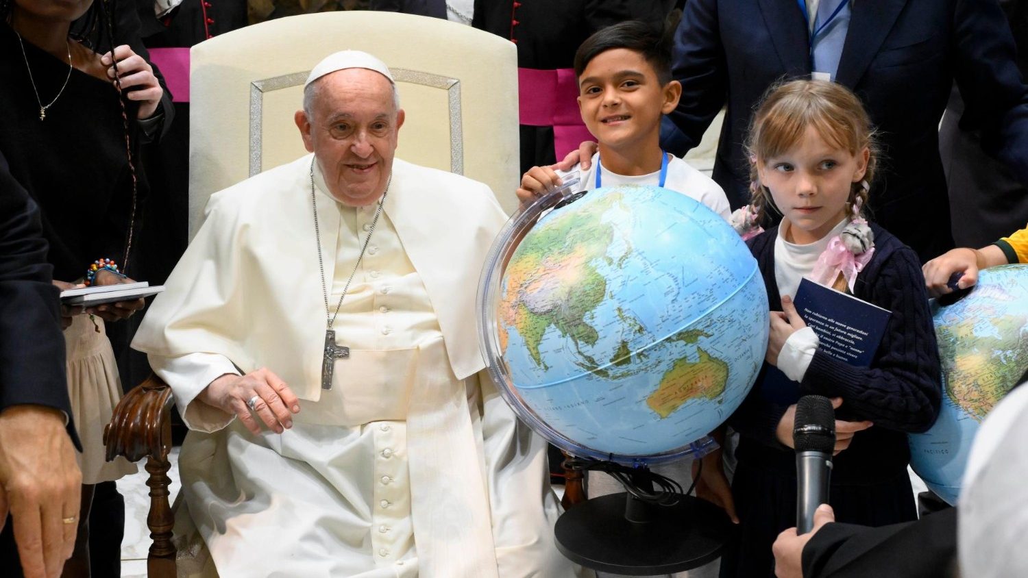 Gaudium Press - Agência Católica de Notícias - Igreja no Brasil e no mundo  - Papa se reúne com crianças da colônia de férias do Vaticano O Papa  Francisco recebeu, na manhã