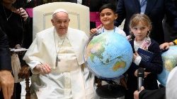 O Papa Francisco durante o encontro "Aprendamos com os meninos e meninas"