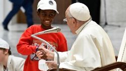 Le Pape François en compagnie d'un enfant. 