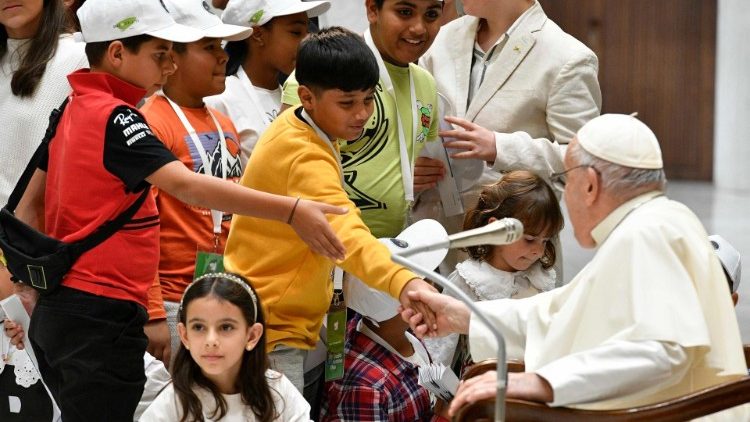 Im November traf der Papst Kinder in der Audienzhalle. 