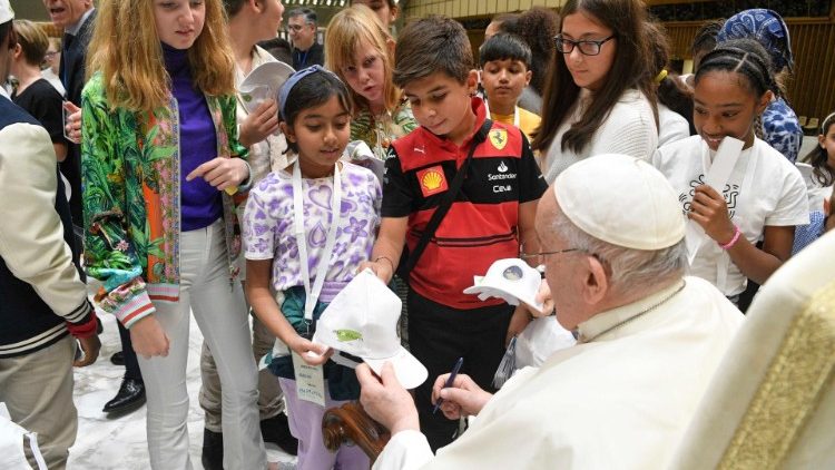 2023년 ‘교황과 아이들의 만남’ 행사에서 프란치스코 교황