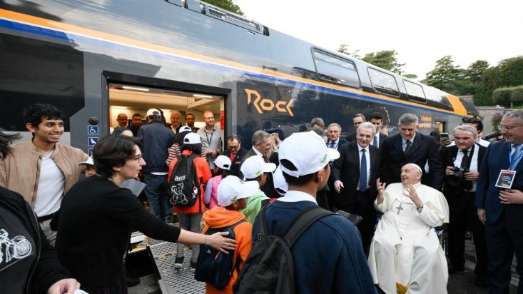 El Santo Padre fue a despedir a los niños que partían en tren