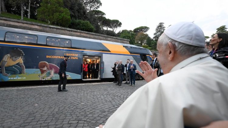 Na estao do Vaticano, Papa se despede dos participantes do evento 