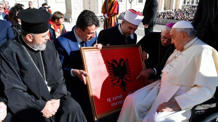 Il saluto del Papa ai leader religiosi di Korçë