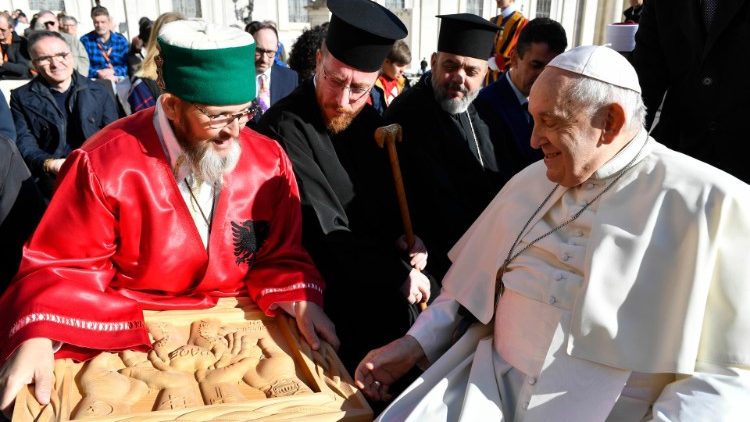 I leader religiosi albanesi salutano il Papa