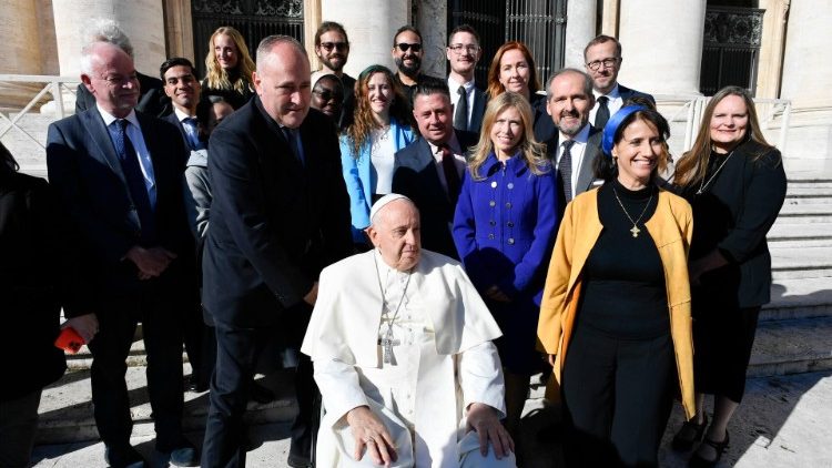 Francesco con Lia Beltrami e i partecipanti alla tavola rotonda alla Casina Pio IV sulla cura della Casa comune