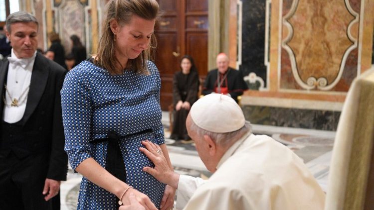 A pápa megáldja a várandós asszony pocakját