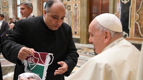 Papa encontra brasileiros no Vaticano e conhece iniciativas de inclusão através do futebol