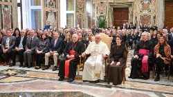 Папата с членовете на Фондация "Покровители на изкуствата на Ватиканските музеи"