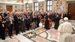 O Papa com membros da fundação Benfeitores das Artes dos Museus Vaticanos (Vatican Media)