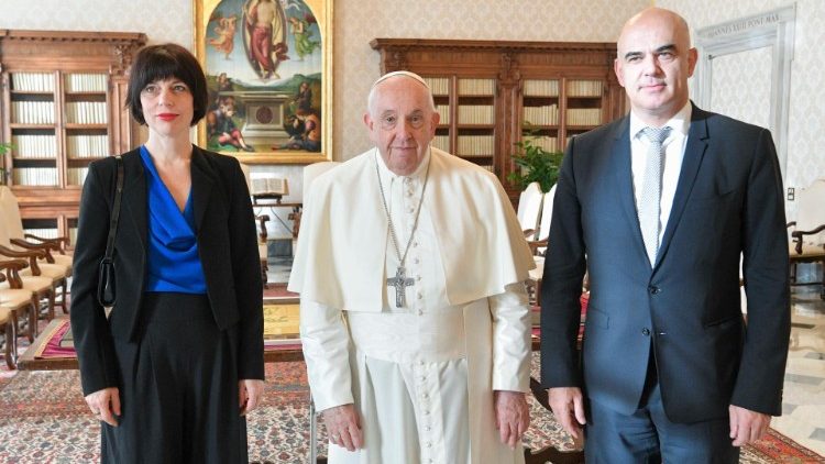 Alain Berset, Präsident der Schweizerischen Eidgenossenschaft, mit seiner Frau bei Papst Franziskus