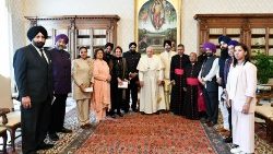 Délégation de sikhs reçus par le Pape au Vatican, le 11 novembre 2023, dans la bibliothèque du Palais apostolique. 