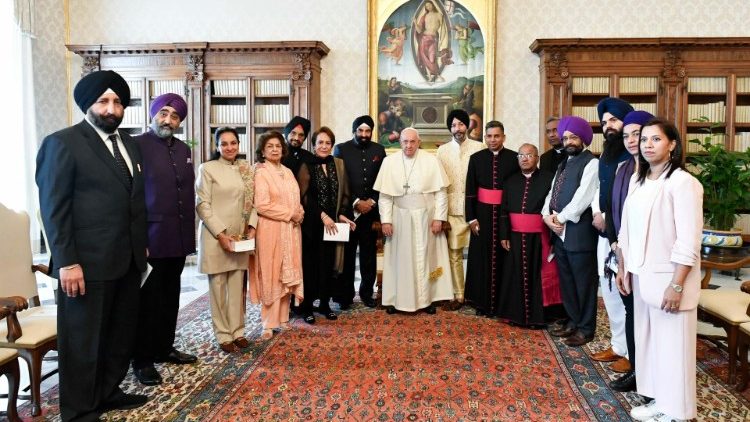 El Papa a la comunidad sij de los Emiratos Árabes Unidos: "Que sean una bendición para todos aquellos a quienes sirven, promoviendo un espíritu de fraternidad e igualdad, de justicia y de paz". 
