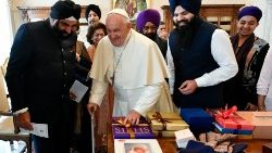 Ferenc pápa az Egyesült Arab Emirátusokból érkezett szikh küldöttséggel a Vatikánban