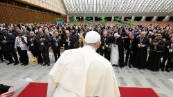 Papa Francesco durante l'udienza ai partecipanti all'Incontro Internazionale per i Rettori e gli Operatori dei Santuari