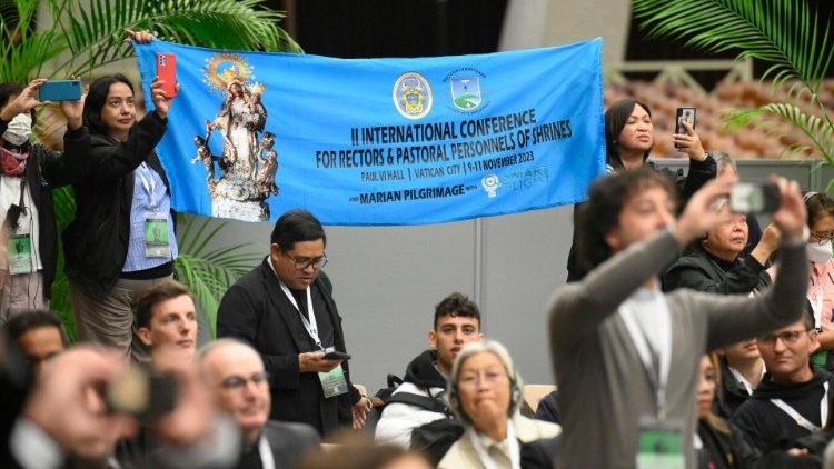 Des participants à la IIème Rencontre internationale des recteurs et collaborateurs de sanctuaires.