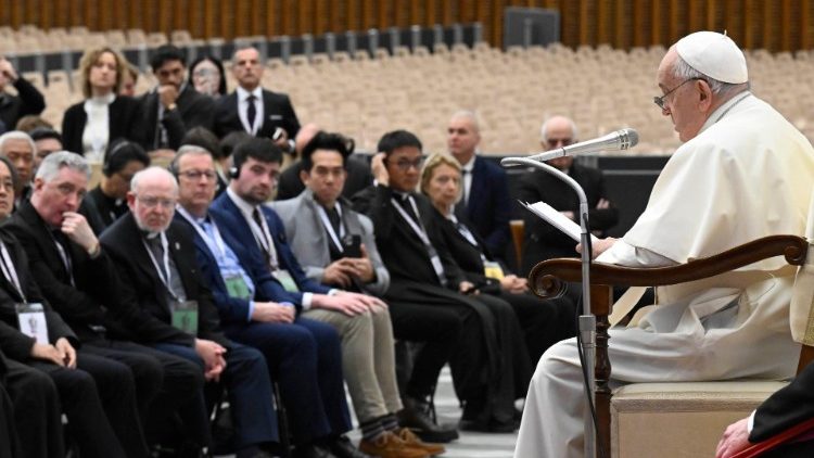 Les participants à la  IIème Rencontre internationale des recteurs et collaborateurs de sanctuaires reçus le 11 novembre 2023 par le Pape François. 