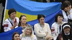 Ukrajinští poutníci na Svatopetrském náměstí během nedělní polední modlitby Anděl Páně
