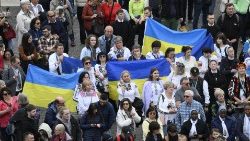 Des fidèles ukrainiens lors de la prière de l'Angélus ce dimanche 12 novembre 2023.